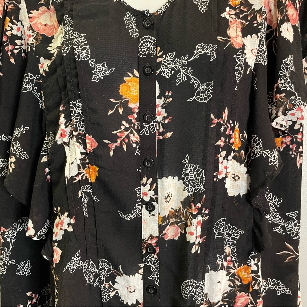 TORRID Floral Textured Woven Flutter Sleeve Black Blouse SZ/1 - Picture 2 of 7